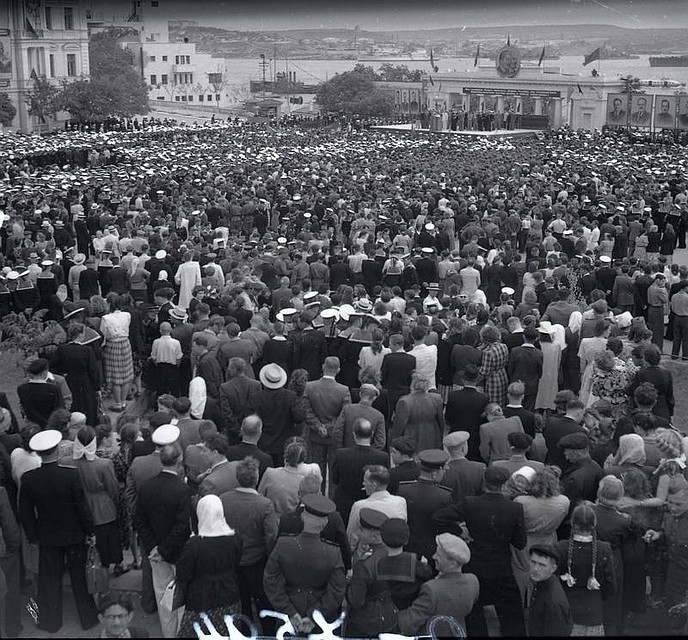 Так выглядела площадь Нахимова в 1954 году при награждении города