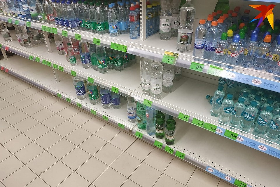 Минчане скупают питьевую воду в большой таре в близлежащих магазинах. Фото: Ольга ШЕСТАКОВА