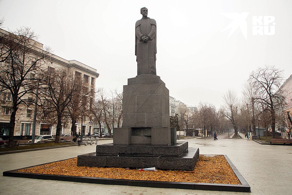 Памятник Клименту Тимирязеву, стоящий у здания ТАСС, тоже хранит следы бомбардировки Фото: Александр ГЛУЗ