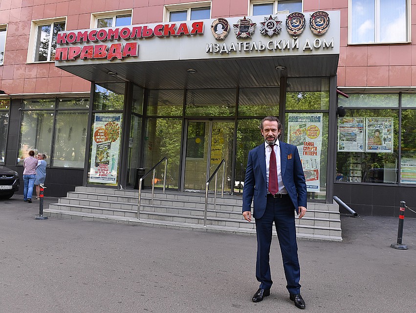 Знаменитый актер и режиссер у главного входа в редакцию Фото: Иван МАКЕЕВ