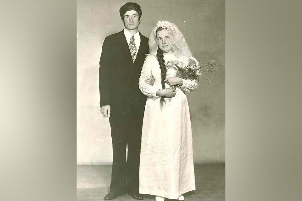 Этот снимок Брыляковы, как и многие в то время, сделали после свадьбы в фотоателье. Фото: предоставлено героем публикации
