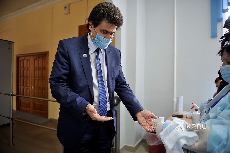 На входе всем избирателям, включая главу города, обрабатывали руки дезинфицирующей жидкостью. Фото: Алексей БУЛАТОВ