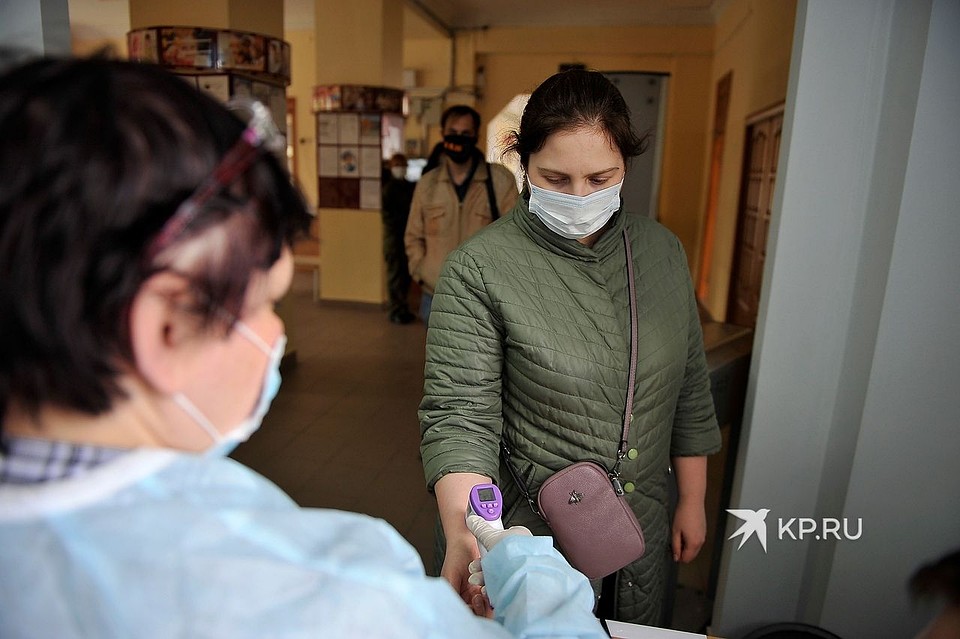 Волонтеры измеряли пришедшим температуру с помощью пирометра. Фото: Алексей БУЛАТОВ