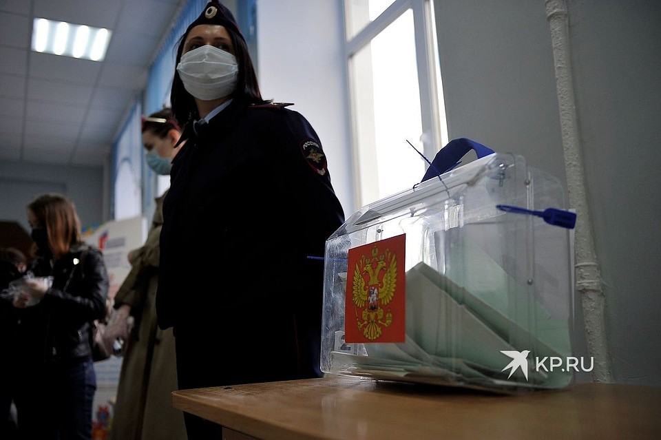 За порядком на избирательном участке следила сотрудница полиции. Фото: Алексей БУЛАТОВ