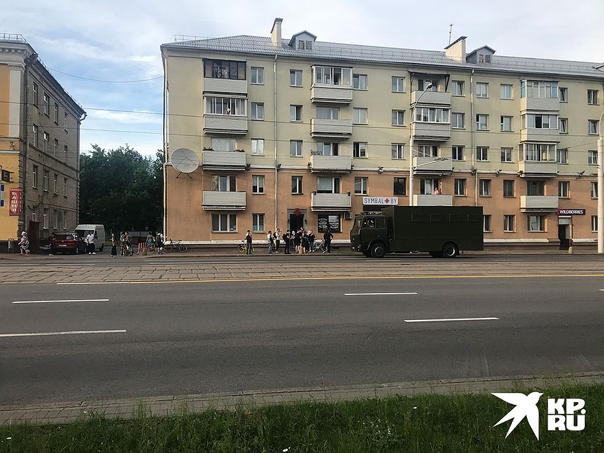 И тут плавно подъезжает темно-зеленый автозак. Высыпается ОМОН, очередь закидывают как мячики. Плавно отъезжает. Фото: Владимир ВОЛОШИН