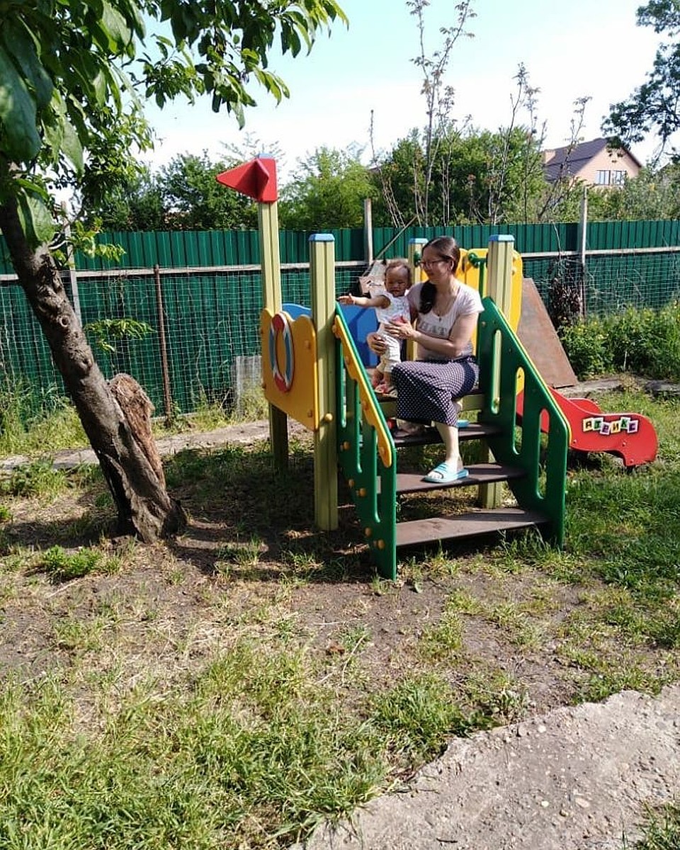 Своя детская площадка оказалась как нельзя кстати - мамы с детьми могут гулять, не нарушая правил самоизоляции Фото: АНО «Благой дар Кубани»