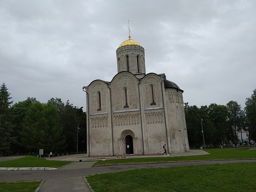 Дмитриевский собор, как и стоящие рядом палаты, тоже нуждается в ремонте. Фото: Анна ДЕКТЯРЕВА