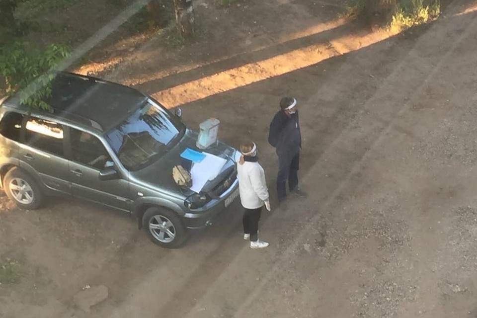 Еще один «автомобильный» избирательный участок расположился во дворе одного из домов на улице Воровского. Фото: vk.com/kirov_blacklist