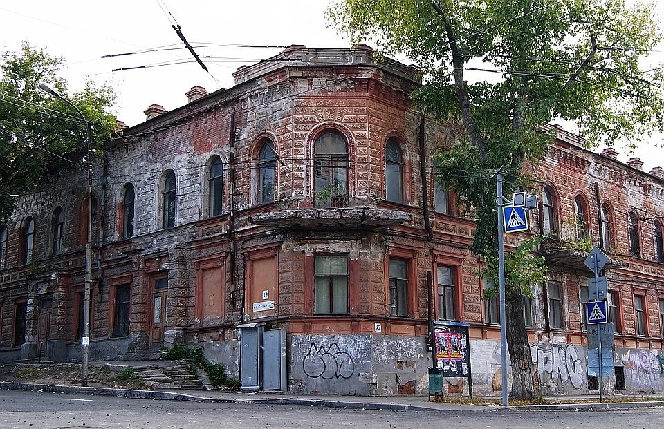 Экскурсия начинается от дома, где в годы войны жила дочь Сталина Светлана Аллилуева... Фото: Светлана МАКОВЕЕВА