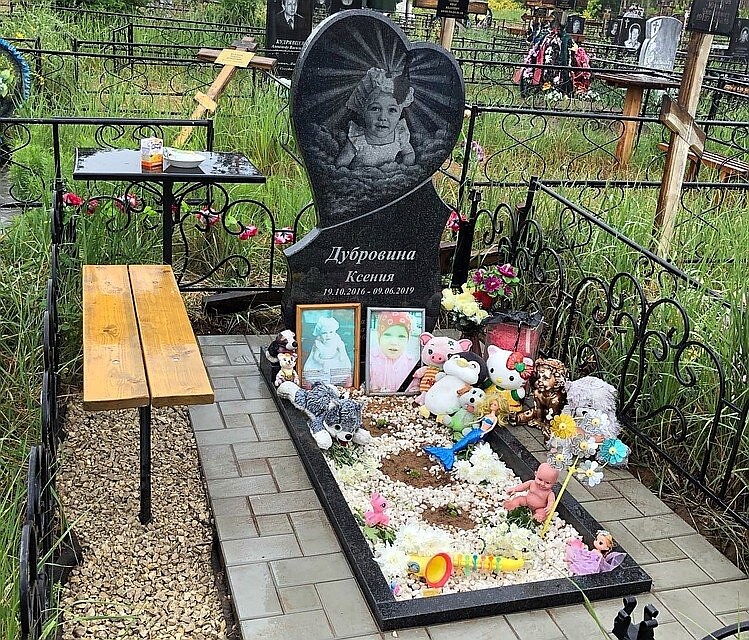 Волонтеры поставили на могилке ребенка памятник. Фото: предоставлено волонтерами