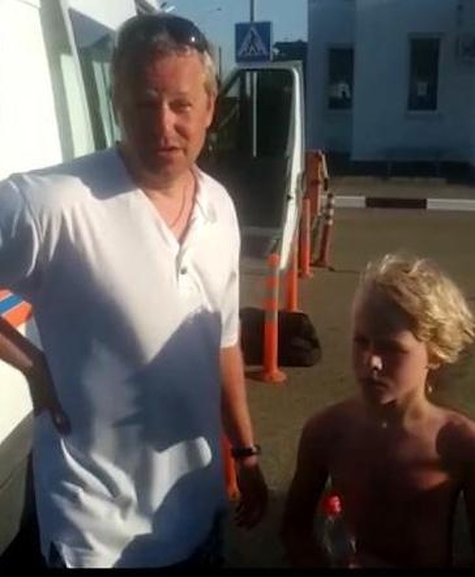 Мужчина и ребенок обгорели и хотели воды