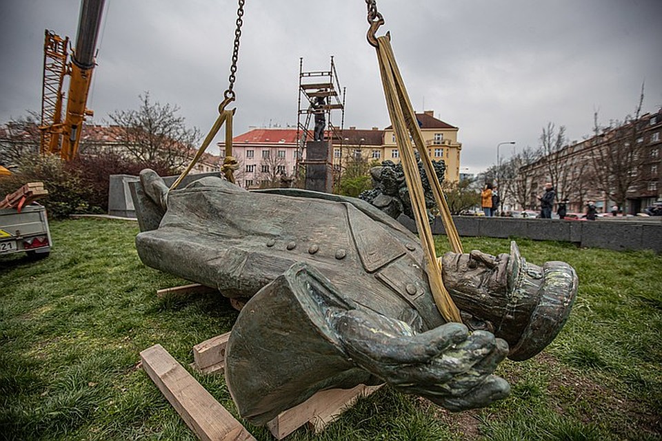 Памятник маршалу Коневу демонтировали в Праге 3 апреля 2020 г. Фото: EPA/MARTIN DIVISEK/ТАСС
