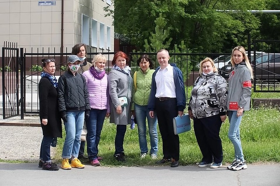 На кажое заседание педагога приходили поддержать коллеги, родители школьников и его выпускники. Фото: Василий Вахрин