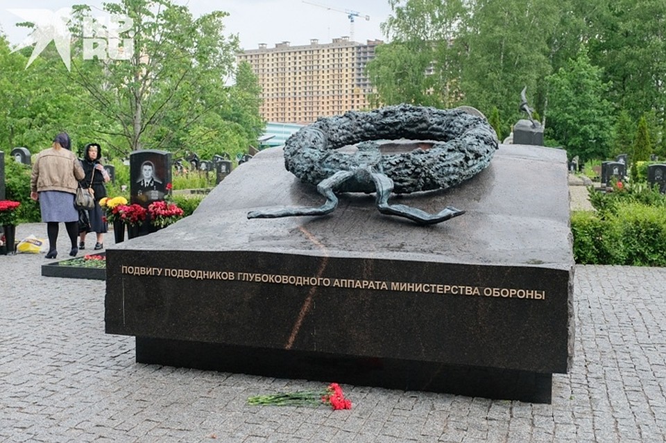 В память о моряках на кладбище поставили мемориал Фото: Артем КИЛЬКИН