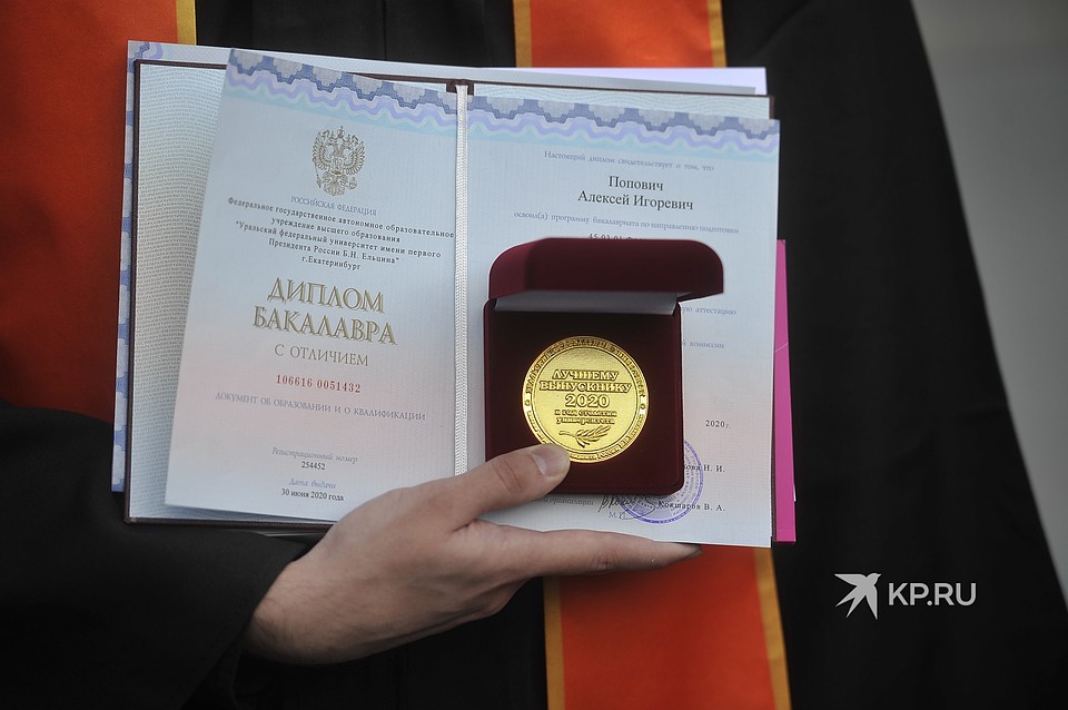 Каждый год вуз выбирает сто лучших студентов. Фото: Алексей БУЛАТОВ