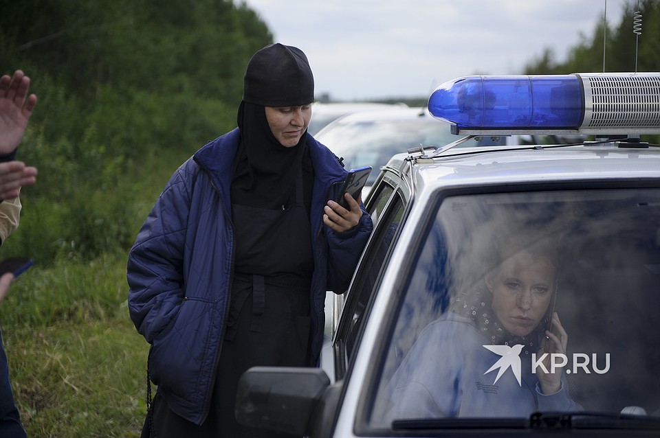 Монашка снимала на телефон Ксению Собчак, пока та писала заявление. Фото: Алексей БУЛАТОВ