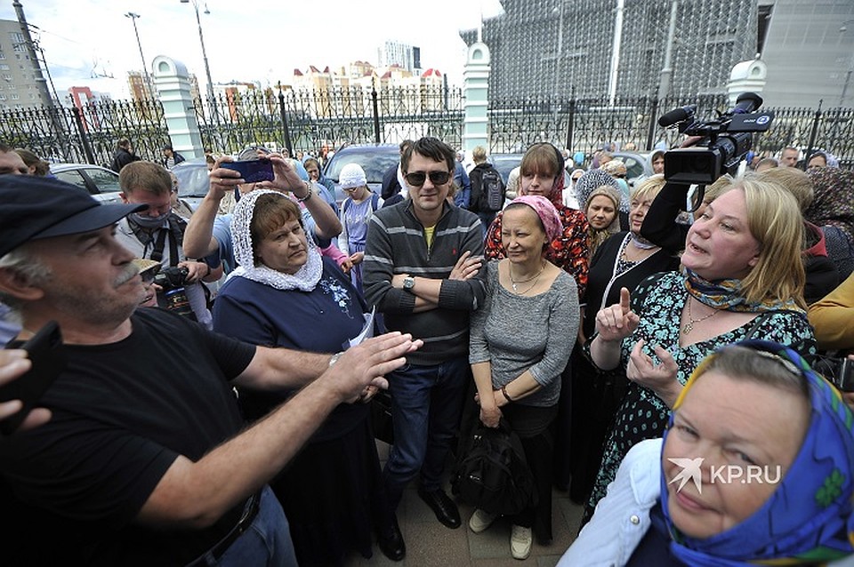 В толпе активно спорили - среди присутствующих оказалась сторонница Епархии Оксана Иванова, которая критикует схиигумена Фото: Алексей БУЛАТОВ