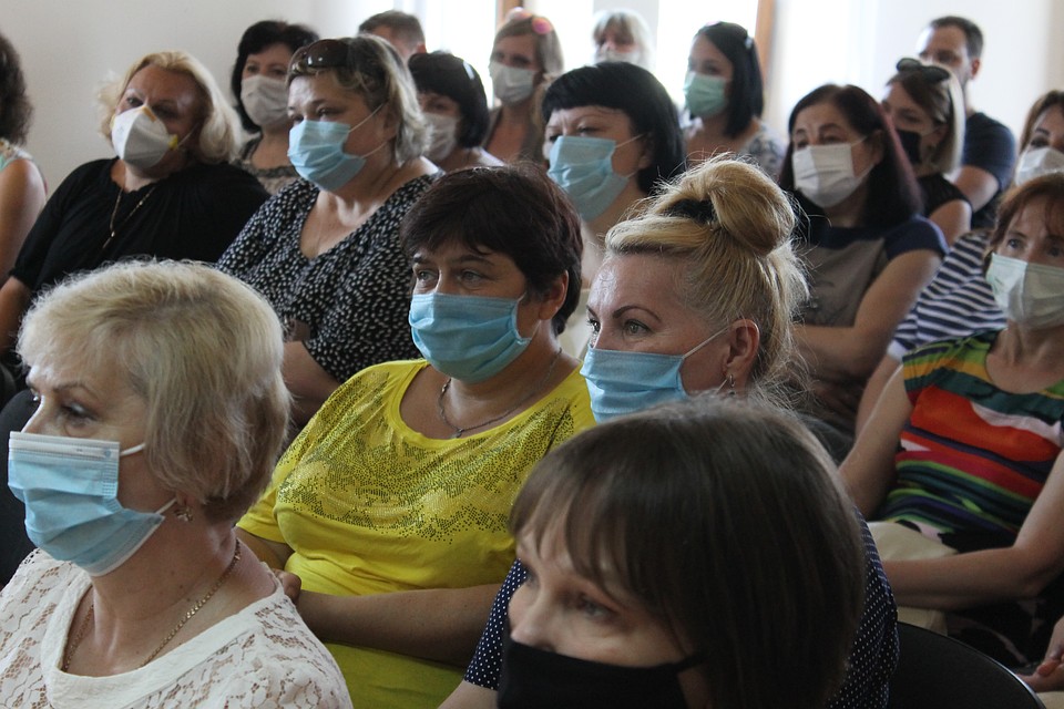 Медикам Республики вручили благодарности «Комсомолки» и розы донецкого кузнеца Фото: Роман ПОБЕРЕЖНЮК