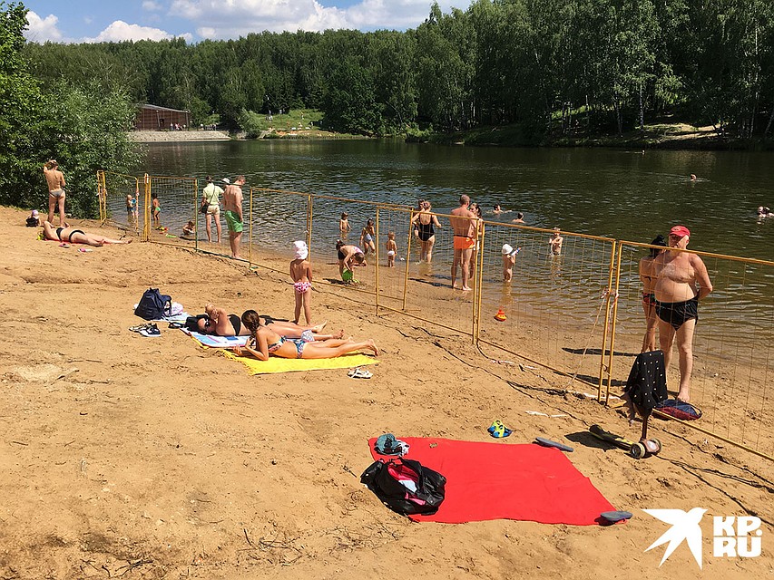 Вот таким заборчиком в зоне отдыха «Тропарёво» решили преградить путь к водоему. Фото: Павел КЛОКОВ