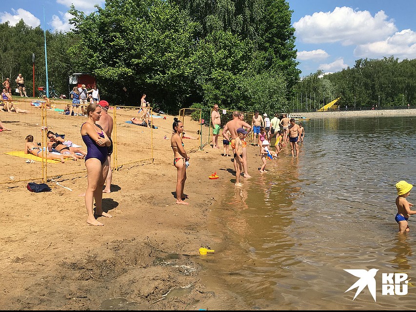 На той линии фронта... При этом спасатели присматривают за нарушителями, сидя в лодочке на том берегу. Фото: Павел КЛОКОВ