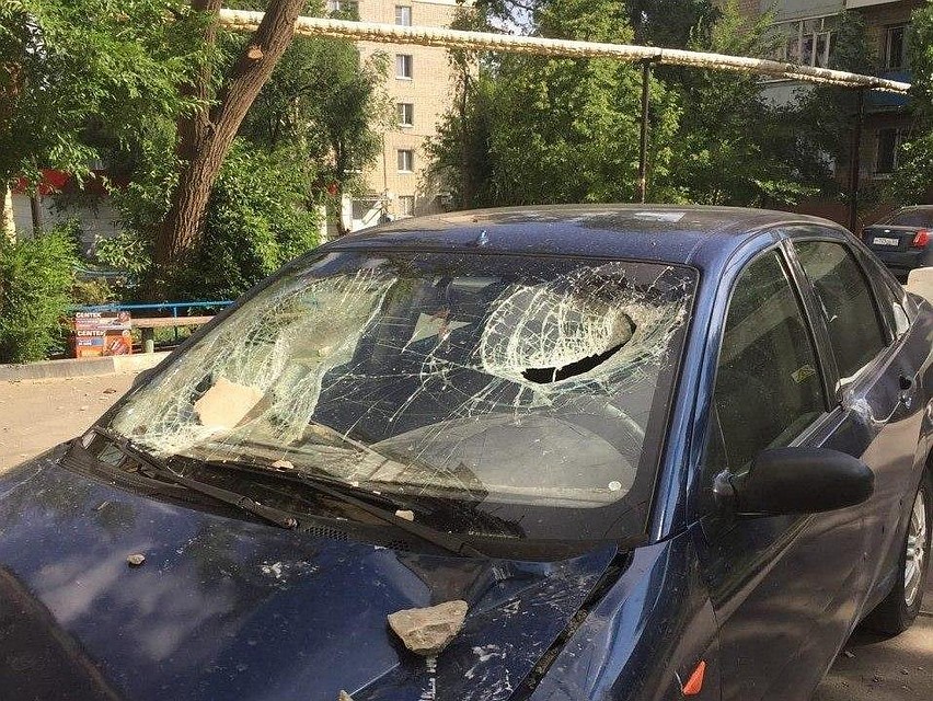 Эта машина также пострадала во время урагана. Фото из соцсетей