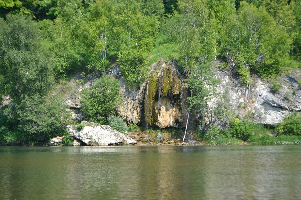 На Абзане туристов привлекает водопад Фото: Эльвина АПАРИНА