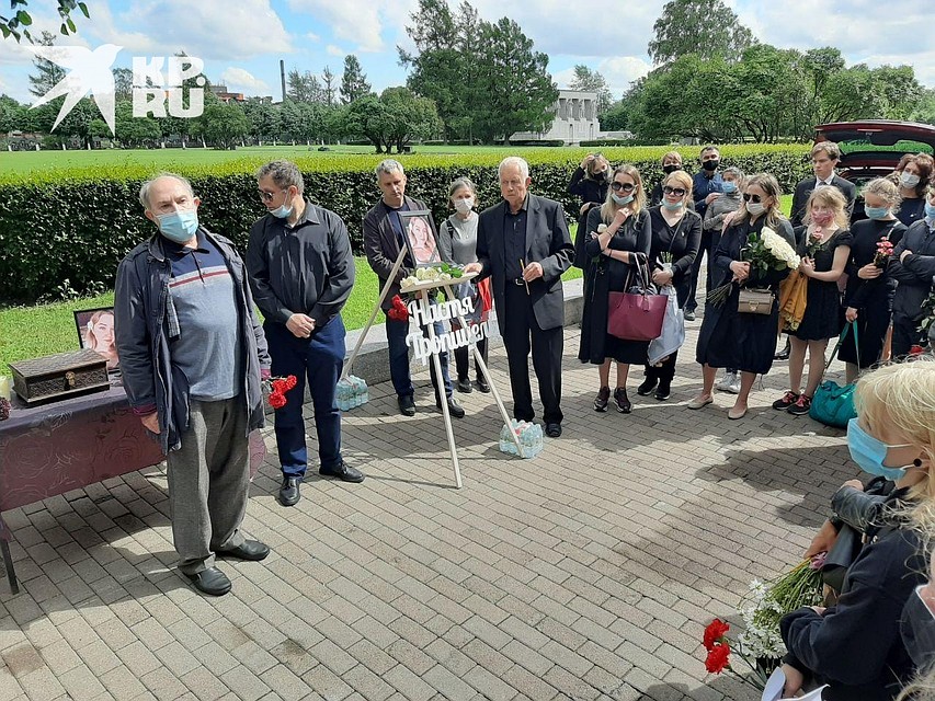 На кладбище пришли десятки поклонников блогерши Фото: Роман ЛЯЛИН
