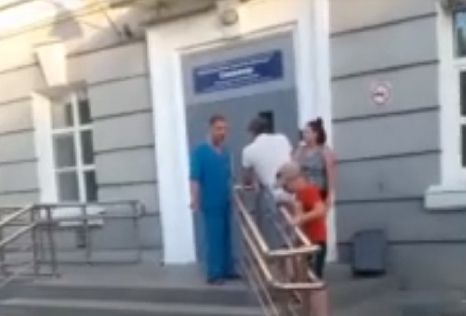 Конфликт разгорелся на крыльце больницы. Фото: группа «Краснотурьинск LIVE» в соцсети «Вконтакте»