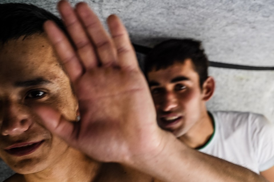 Как только фотограф наводит камеру, большинство либо закрывает лицо, либо довольно агрессивно требует не снимать Фото: Светлана МАКОВЕЕВА