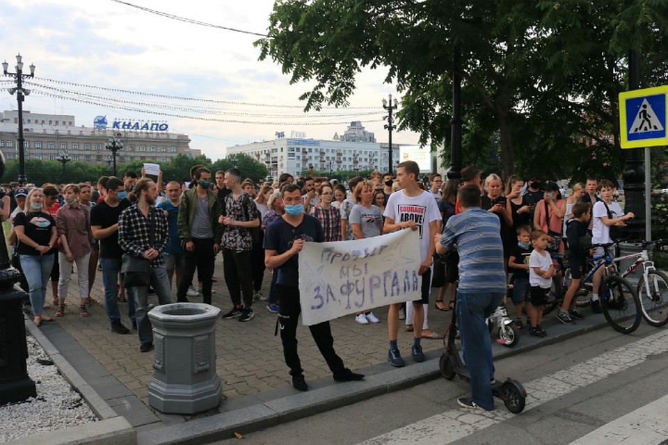 Митингующие приходят к зданию регионального правительства Фото: Борис КОКУРИН