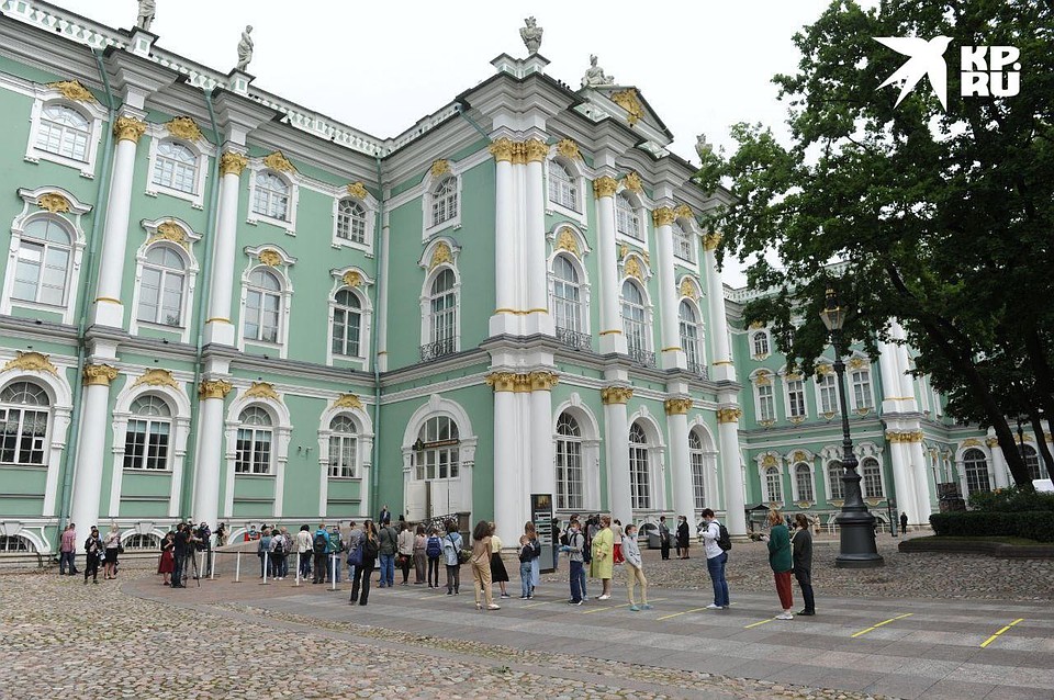 Люди выстраиваются в очереди в ожидании своего сеанса Фото: Олег ЗОЛОТО