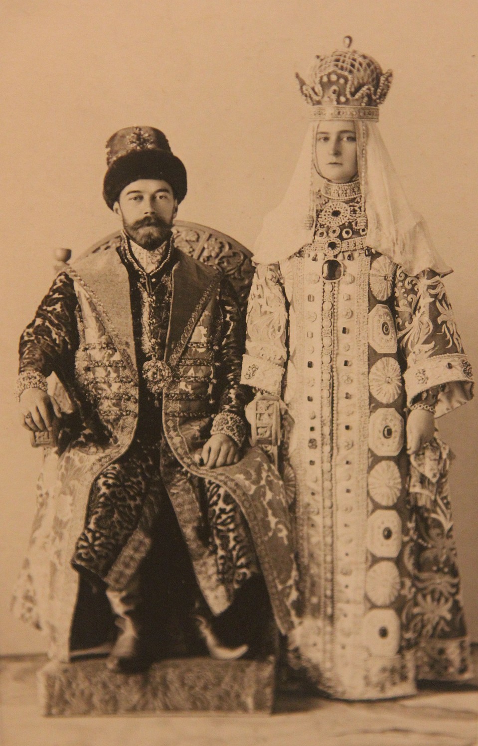 Николай II с супругой на костюмированном балу в Санкт-Петербурге в 1903 году. Фото: проект "Трагедия семьи... Трагедия Родины...", Свердловский областной краеведческий музей имени О.Е. Клера