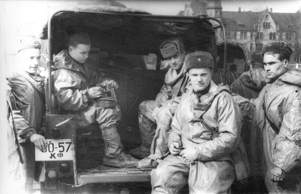 Геннадий Зюганов в молодости (второй справа). Фото из книги "Энциклопедия юного пчеловода".