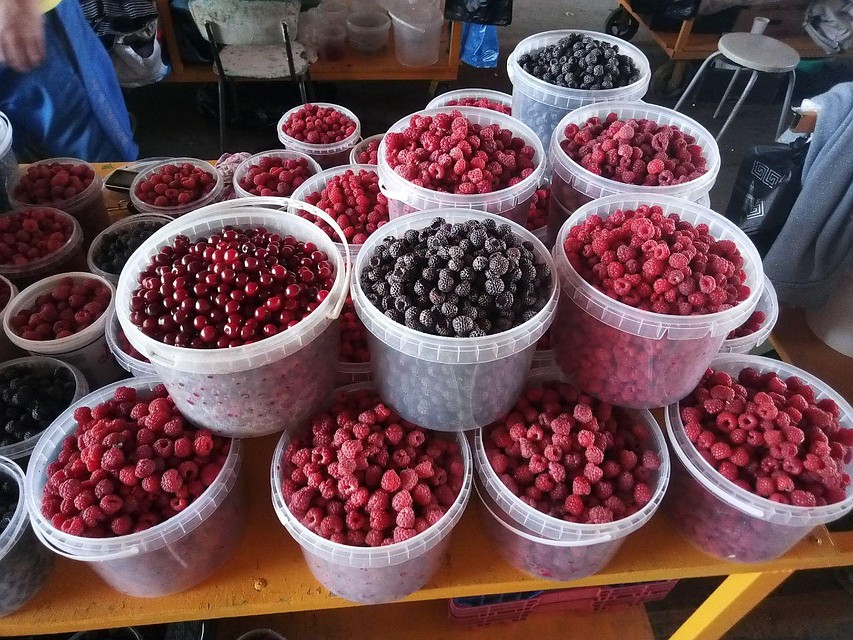 На Центральном рынке продается ежемалина. Фото: Анна МАЛЫШЕВА