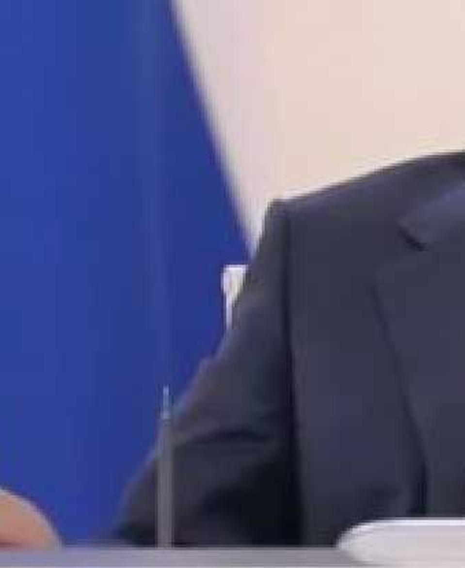 Во время совещания президент начал играться с ручкой. Скриншот видео.