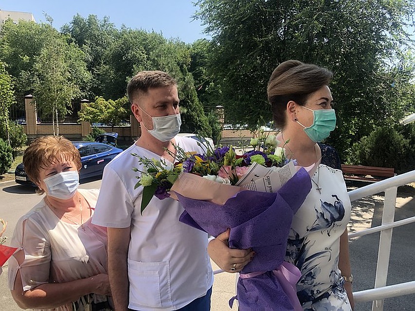 Поздравить счастливых родителей пришли министр здравоохранения Ростовской области Татьяна Быковская и главный врач ПЦ РО Максим Уманский. Фото: Ольга ГОПАЛО