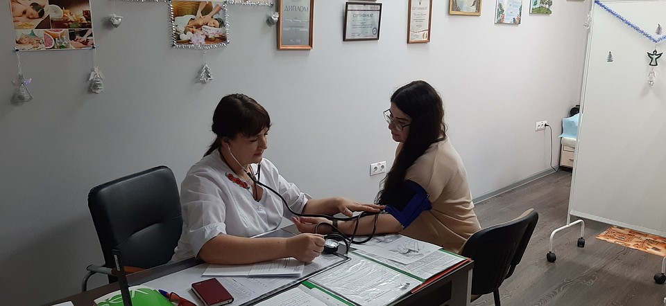 Участница проекта "Преображение" Ирина на приеме у специалиста Центра успеха и здоровья. Фото: Центр успеха и здоровья.