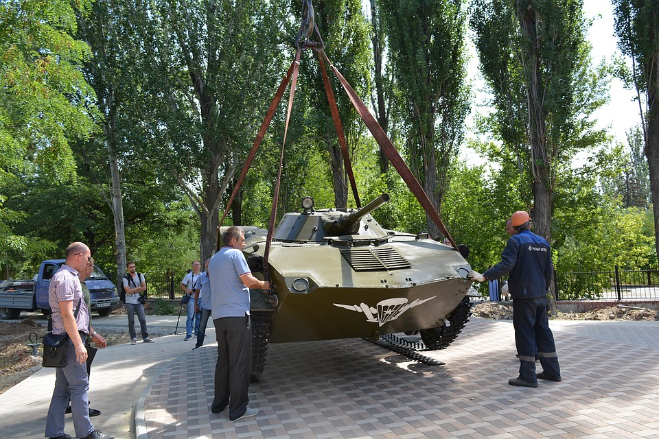 Боевую машину десанта установили на входе в парк на пересечении улиц Титова и Гуртьева, прямо посреди пешеходной дорожки. Фото: Инна ШЕРЕМЕТЬЕВА