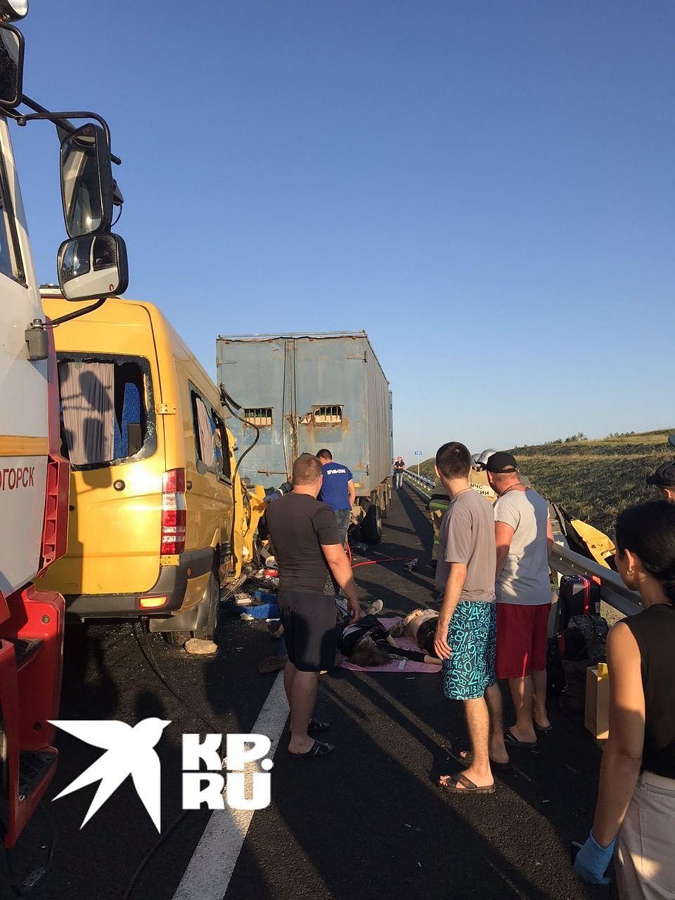 Фото с места ДТП с автобусом в Крыму
