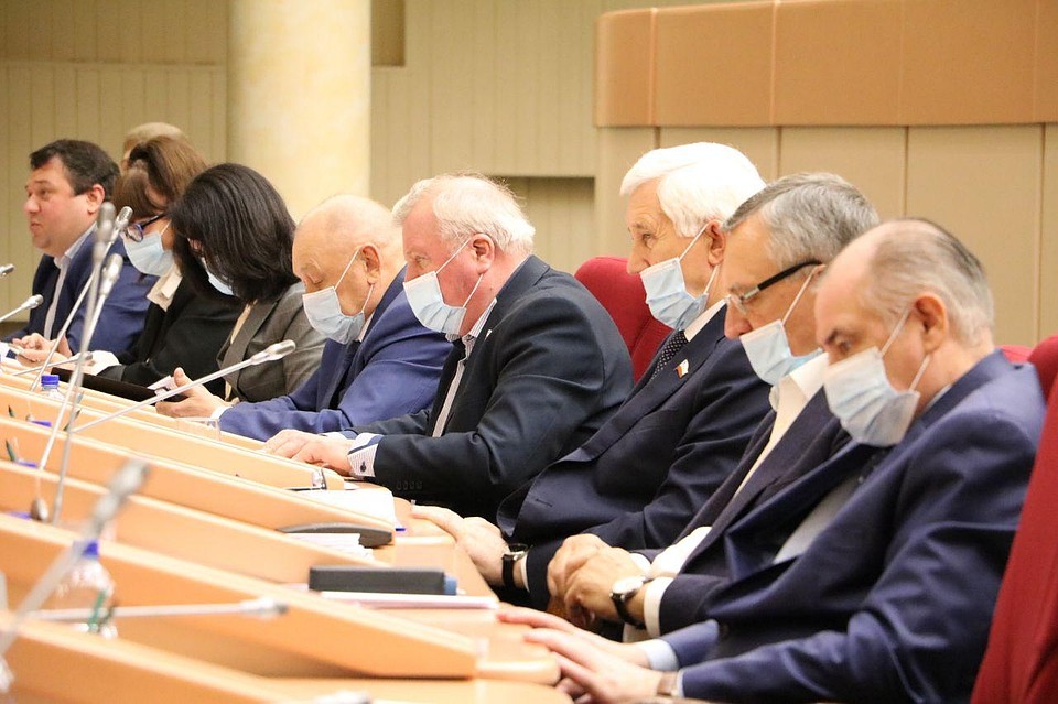 Депутаты на заседании парламента соблюдали нормы безопасности, но это не помогло
