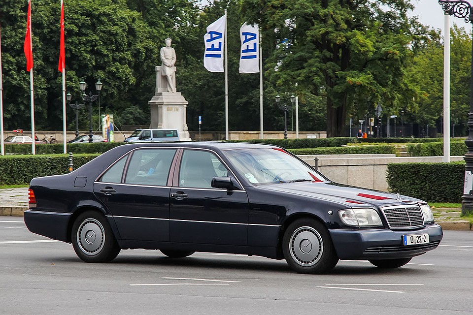 Любимый всеми Mercedes S600 W140 («шестисотый» — прим.ред.) очень популярен и сейчас. Фото: Shutterstock