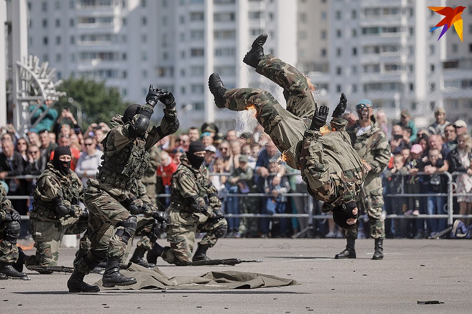 В центре Минска отметили 90-летие создание воздушно-десантных войск. Фото: Павел МАРТИНЧИК