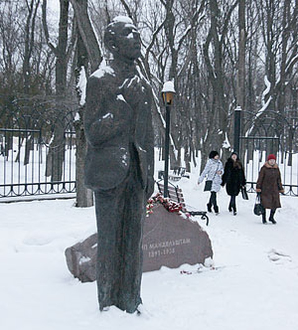 Памятник Осипу Мандельштаму в Воронеже. Фото: Александр ЗИНЧЕНКО