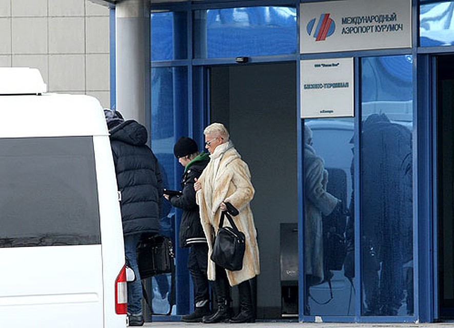 Мари Фредрикссон выходит из здания аэропорта с сыном Фото: Михаил ДЕНИСОВ