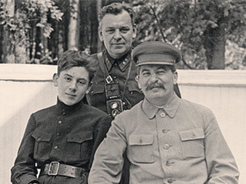 Иосиф Сталин с сыном Василием. А за спиной - верный Николай Власик. Ближняя дача в Волынском. 1935 г.