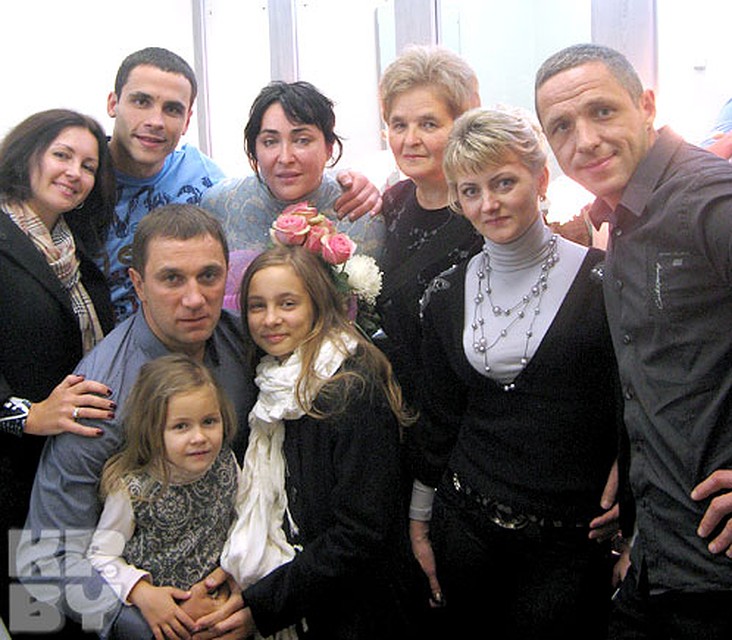 После концерта (слева направо): Татьяна Зубарева, Дима с Лолитой, мама Димы Надежда Яковлевна, родной старший брат Олег с супругой Жанной, Александр Зубарев со своими дочерьми Ульяной и Полиной.