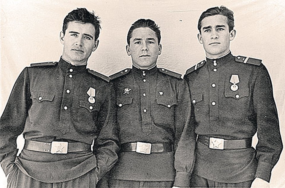 1961 год. После полета Гагарина. Слева направо - Владимир Соловьев, Сергей Нефедов, Владимир Дубас. После полета Гагарина Нефедов получил орден Красной Звезды. Остальные испытатели - медали.