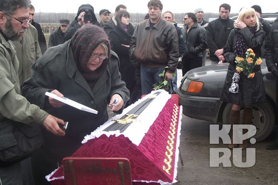 Мама Вадима плакала во время всей панихиды.