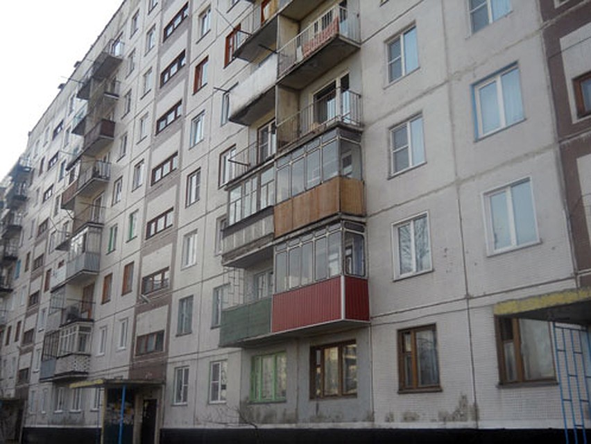 В этом доме и обитал подозреваемый.