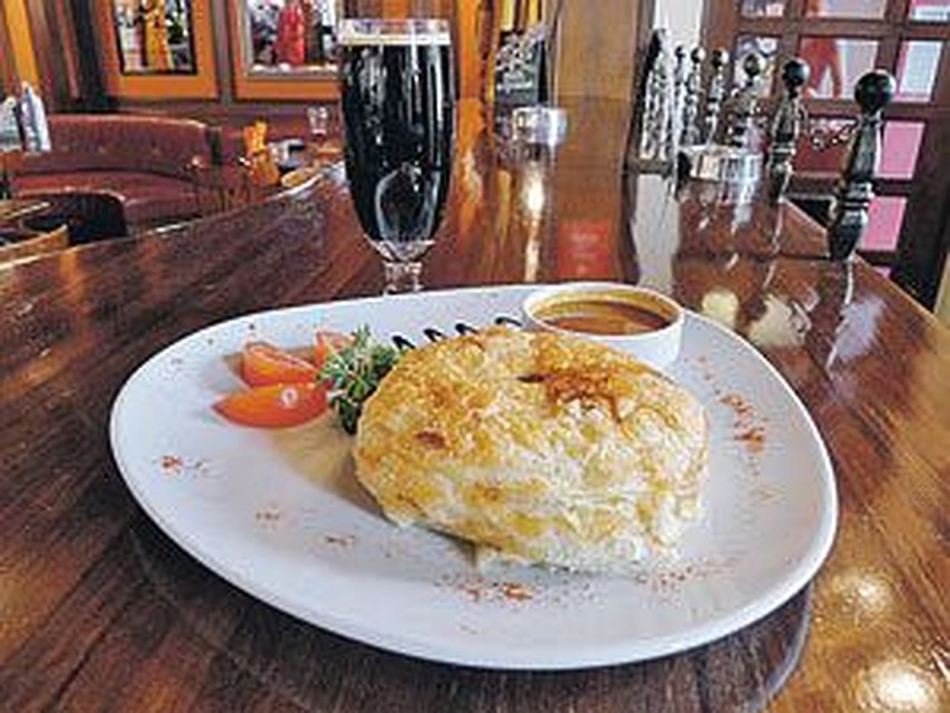 Тот самый пирог с бараниной. Чуть позади - полпинты Oyster Stout.